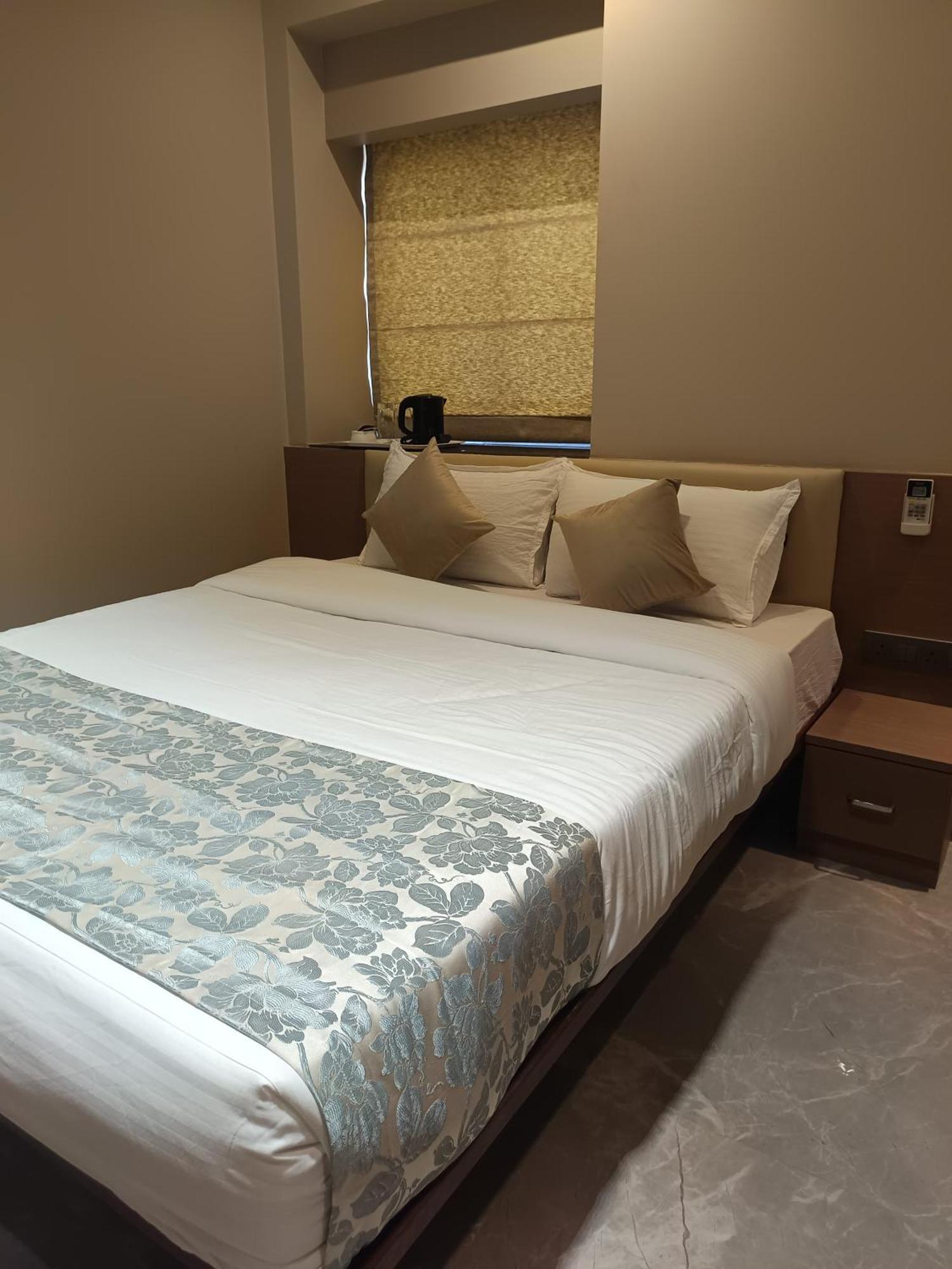 The Falcon Inn Mumbai Bagian luar foto