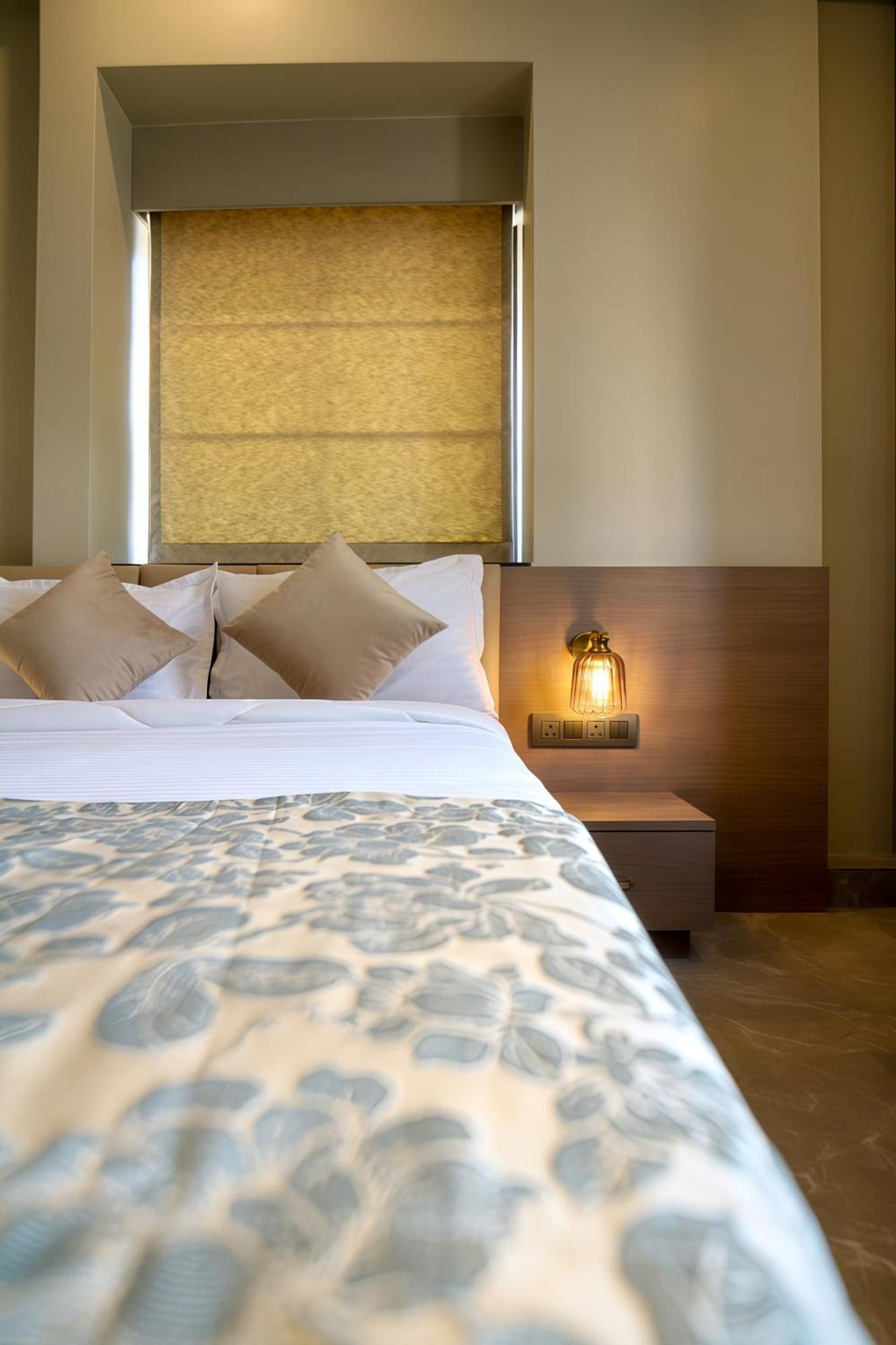 The Falcon Inn Mumbai Bagian luar foto